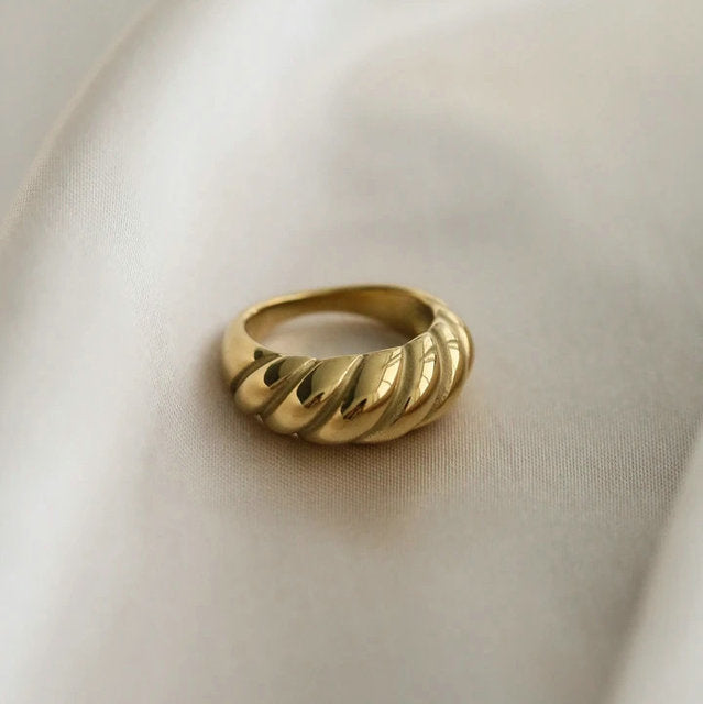 Vintage Twist Gold Ring